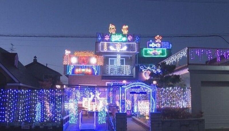 個人宅なのにスゴすぎ！3万8000個の電球が輝くイルミネーション 家主に