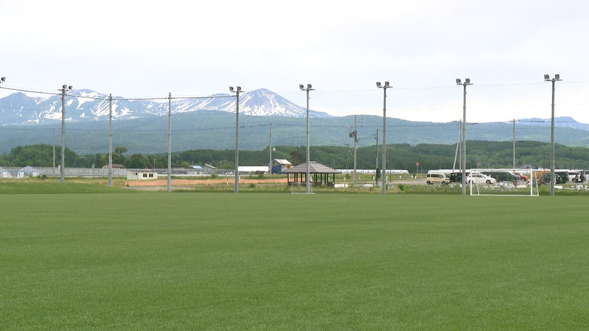 サッカー県大会の会場の石と芝 東川町】天然芝グラウンド完成 菊地伸町長「スポーツを一つの柱に