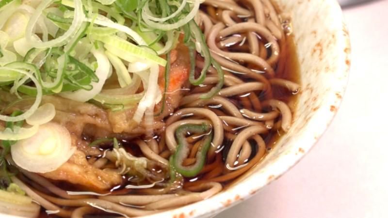 札幌ど真ん中であふれるダシの香りと行列…今も320円 懐かしの立ち食い