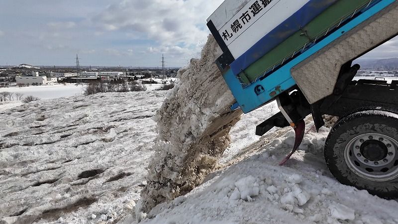 札幌の大雪 12秒に1台ダンプが押し寄せた…！「次の冬までとけない」量 