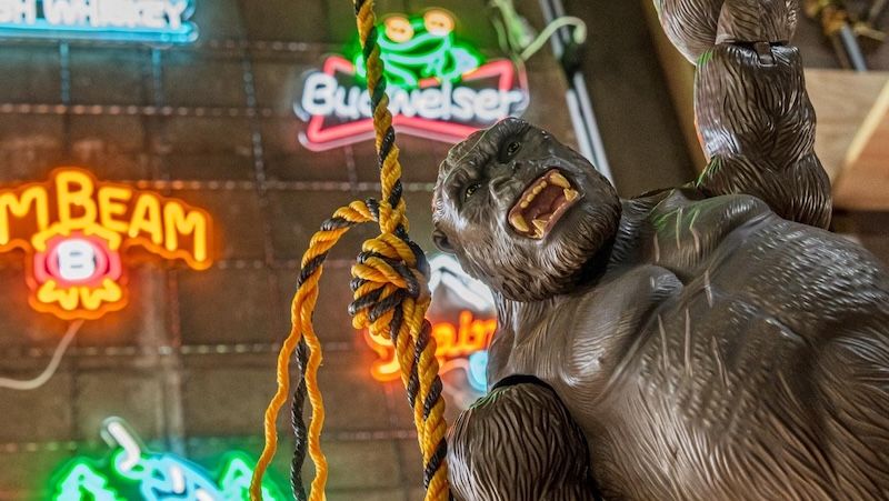 入口のサインにピンときたら、かなりの函館通！謎の店、海のそばの倉庫