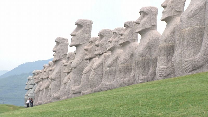 なぜ？】巨大モアイ33体が、札幌の霊園に？！ストーンヘンジまで…その